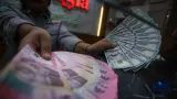 Rupiah Menguat Tiga Hari Beruntun hingga Akhir Pekan, Dolar AS Turun ke Rp17.885
