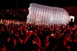 Strategi Mengelola Aksi Crowd Surfing dengan Properti Raksasa di Konser Musik